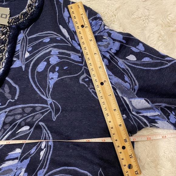 Chico’s Women's Navy Blue Floral Line Top size Medium - Picture 9 of 11